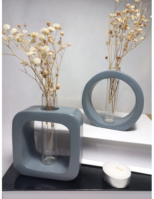 Gri Masaüstü Minimal 2'li Vazo Seti, Yuvarlak-Kare Formlu, Cam Tüplü Vazo Gri Masaüstü Minimal 2'li Vazo Seti, Yuvarlak-Kare Formlu, Cam Tüplü Vazo