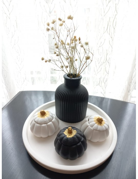 Tabakta 3'lü Mini Balkabağı Vazo Dekoratif Beyaz Siyah Set Tabakta 3'lü Mini Balkabağı Vazo Dekoratif Beyaz Siyah Set